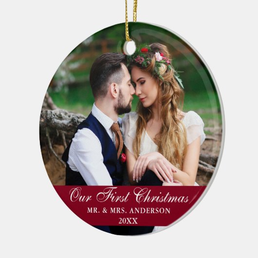 Onze eerste kerstbruiloft Foto Burgundy Keramisch Ornament (Links)