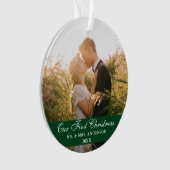 Onze eerste kerstbruiloft Foto groen Ornament (voorkant)