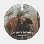 Onze eerste kerstcadeaufoto in Chalk Script Glas Ornament (Voorkant)