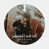 Onze eerste kerstcadeaufoto in Chalk Script Glas Ornament (Achterkant)