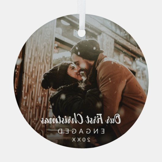 Onze eerste kerstcadeaufoto in Chalk Script Glas Ornament (Achterkant)