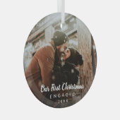 Onze eerste kerstcadeaufoto in Chalk Script Glas Ornament (Voorkant Rechts)