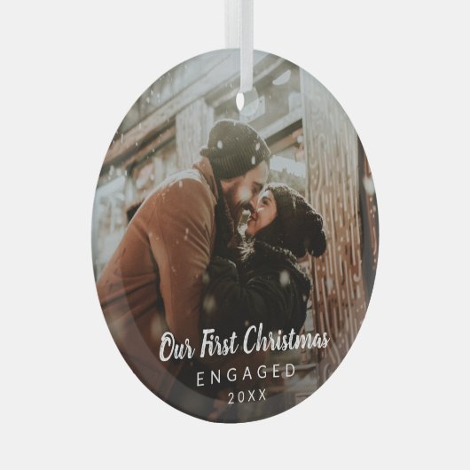 Onze eerste kerstcadeaufoto in Chalk Script Glas Ornament (Voorkant Rechts)