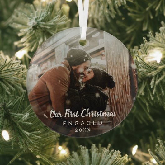 Onze eerste kerstcadeaufoto in Chalk Script Glas Ornament (Insitu)