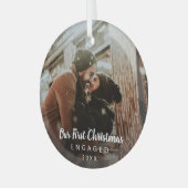 Onze eerste kerstcadeaufoto in Chalk Script Glas Ornament (Voorkant links)
