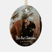 Onze eerste kerstcadeaufoto in Chalk Script Keramisch Ornament (Rechts)