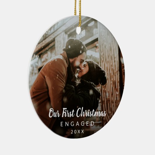 Onze eerste kerstcadeaufoto in Chalk Script Keramisch Ornament (Rechts)