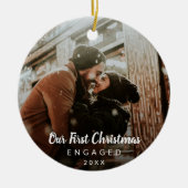 Onze eerste kerstcadeaufoto in Chalk Script Keramisch Ornament (Voorkant)