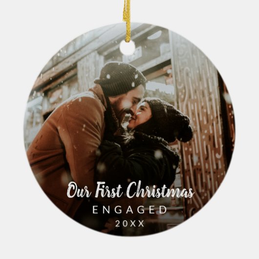 Onze eerste kerstcadeaufoto in Chalk Script Keramisch Ornament (Achterkant)
