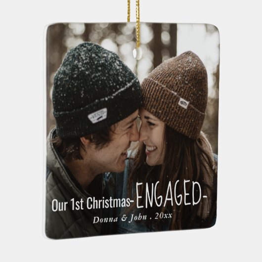 Onze eerste kerstcadeaufoto met script elegant keramisch ornament (Rechts)