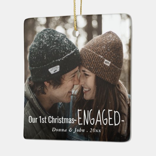 Onze eerste kerstcadeaufoto met script elegant keramisch ornament (Links)