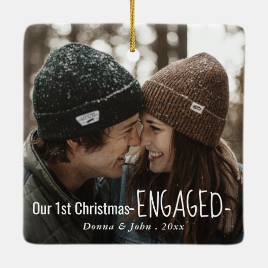 Onze eerste kerstcadeaufoto met script elegant keramisch ornament (Achterkant)