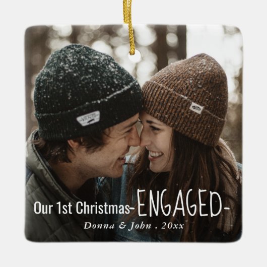 Onze eerste kerstcadeaufoto met script elegant keramisch ornament (Voorkant)