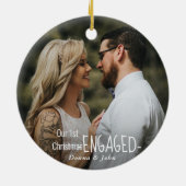 Onze eerste kerstcadeaufoto met script elegant keramisch ornament (Achterkant)