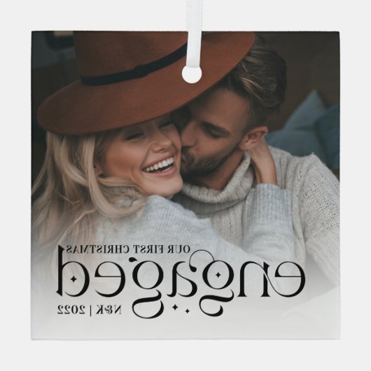 Onze eerste kerstcadeaufoto op maat glas ornament (Achterkant)