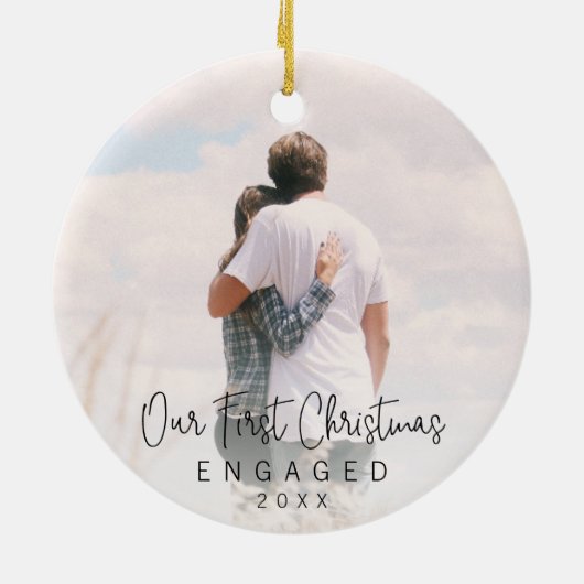 Onze eerste kerstcadeaufoto voor zwart script keramisch ornament (Achterkant)