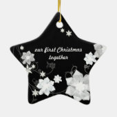 Onze eerste kerstcadeautjes voor de bruiloft keramisch ornament (Achterkant)