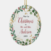 Onze eerste kerstdag trouwde rode gouden elegante  keramisch ornament (Rechts)