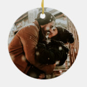 Onze eerste kerstdag trouwde rode gouden elegante  keramisch ornament (Achterkant)