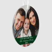 Onze eerste kerstfamilie Foto groen Ornament (voorkant)