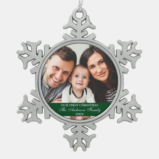 Onze eerste kerstfamilie Foto groen Tin Sneeuwvlok Ornament (Voorkant)