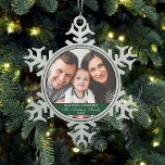 Onze eerste kerstfamilie Foto groen Tin Sneeuwvlok Ornament<br><div class="desc">Elegant Script Our First Kerstfamilie Foto Green Snowflake Ornament</div>