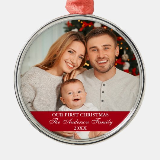 Onze eerste kerstfamilie Foto rood Metalen Ornament (Voorkant)
