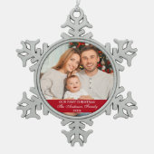 Onze eerste kerstfamilie Foto rood Tin Sneeuwvlok Ornament (Voorkant)