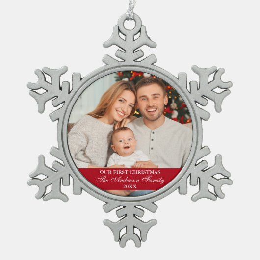 Onze eerste kerstfamilie Foto rood Tin Sneeuwvlok Ornament (Voorkant)