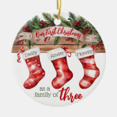 Onze eerste kerstfamilie van 3 aangepaste kousen keramisch ornament (Voorkant)