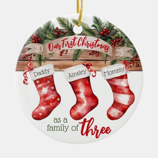 Onze eerste kerstfamilie van 3 aangepaste kousen keramisch ornament (Voorkant)