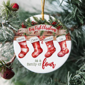 Onze eerste kerstfamilie van 4 aangepaste kousen keramisch ornament