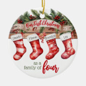 Onze eerste kerstfamilie van 4 aangepaste kousen keramisch ornament (Voorkant)