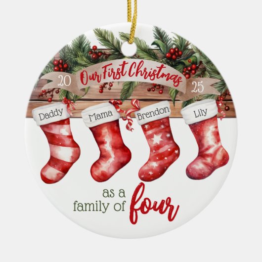 Onze eerste kerstfamilie van 4 aangepaste kousen keramisch ornament (Voorkant)