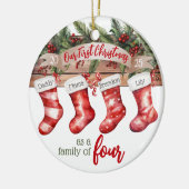 Onze eerste kerstfamilie van 4 aangepaste kousen keramisch ornament (Links)