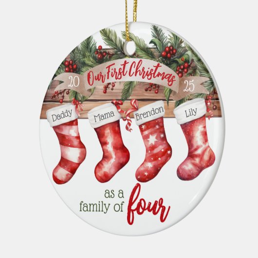 Onze eerste kerstfamilie van 4 aangepaste kousen keramisch ornament (Links)