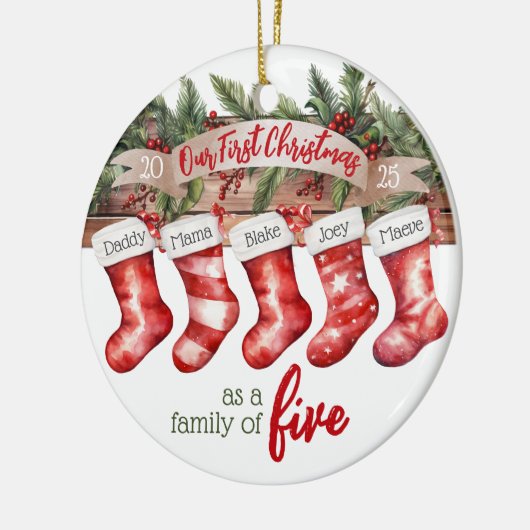Onze eerste kerstfamilie van 5 aangepaste kousen keramisch ornament (Links)