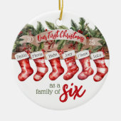 Onze eerste kerstfamilie van 6 aangepaste kousen keramisch ornament (Voorkant)