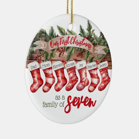 Onze eerste kerstfamilie van 7 aangepaste kousen keramisch ornament (Rechts)