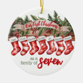 Onze eerste kerstfamilie van 7 aangepaste kousen keramisch ornament (Voorkant)