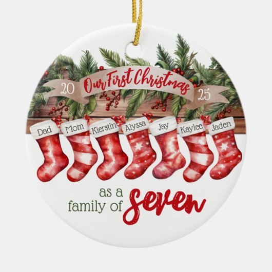 Onze eerste kerstfamilie van 7 aangepaste kousen keramisch ornament (Voorkant)