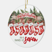 Onze eerste kerstfamilie van 7 aangepaste kousen keramisch ornament (Links)