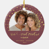 Onze eerste kerstfeestelijke foto Gold Confetti Keramisch Ornament (Achterkant)