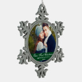 Onze eerste kerstfeestelijke foto groen tin sneeuwvlok ornament (Links)