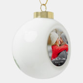 Onze eerste kerstfeestelijke foto Moderne C Keramische Bal Ornament (Links)
