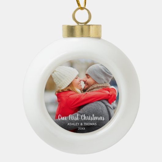Onze eerste kerstfeestelijke foto Moderne C Keramische Bal Ornament (Voorkant)