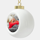 Onze eerste kerstfeestelijke foto Moderne C Keramische Bal Ornament (Rechts)