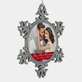 Onze eerste kerstfeestelijke foto Rood Tin Sneeuwvlok Ornament (Links)