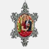 Onze eerste kerstfeestelijke foto Rood Tin Sneeuwvlok Ornament (Links)