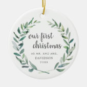 Onze eerste kerstfeestelijke Pas getrouwd Greenery Keramisch Ornament (Voorkant)